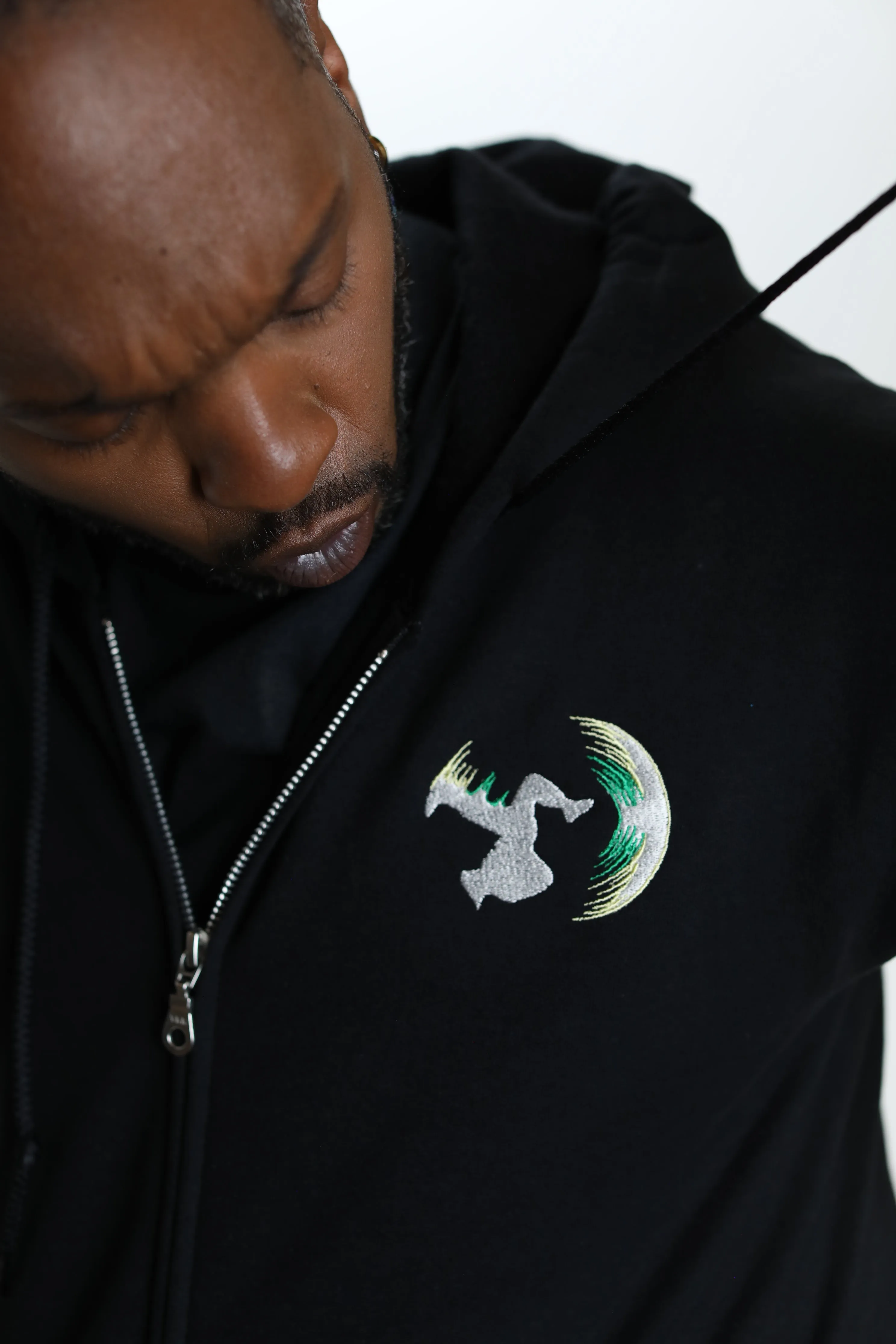 STREET FIGHTER - 'Guile Flash Kick' Embroidered Zip-Up Hoodie - Black